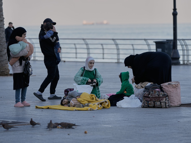 Im Libanon treibt der Krieg erneut Hunderttausende Menschen aus ihren Wohngebieten. - Foto: Bilal Hussein/AP/dpa