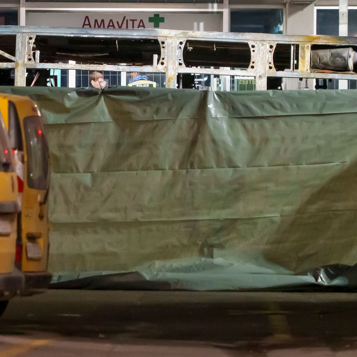 Der Rettungseinsatz war am Abend noch im Gange, wie die Polizei des Kantons auf Facebook berichtete.  - Foto: Laurent Merlet/KEYSTONE/dpa
