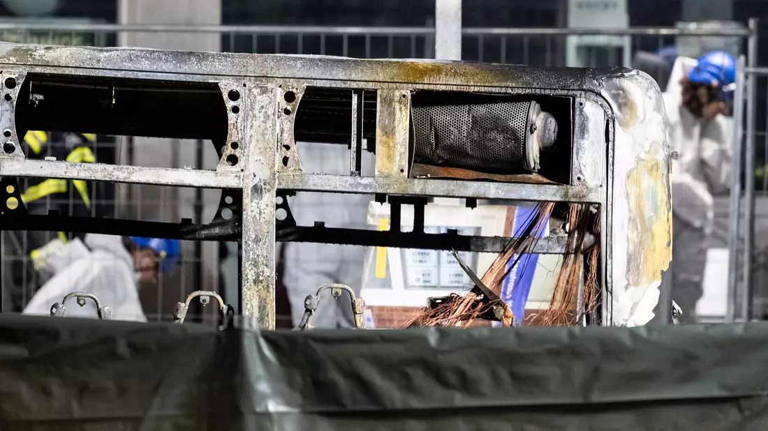 Der Bus brannte komplett aus. - Bild: Alessandro Della Valle/KEYSTONE/dpa