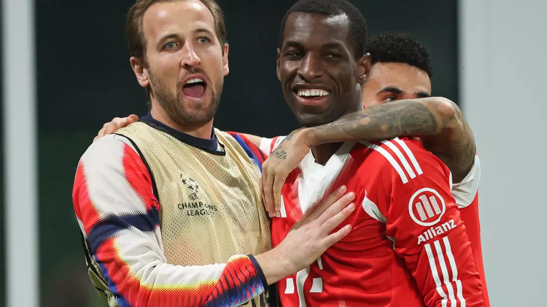 Ersatzspieler Harry Kane (l) bejubelt mit seinem Stellvertreter Nicolas Jackson dessen Tor zum 4:0. - Bild: Jan Woitas/dpa