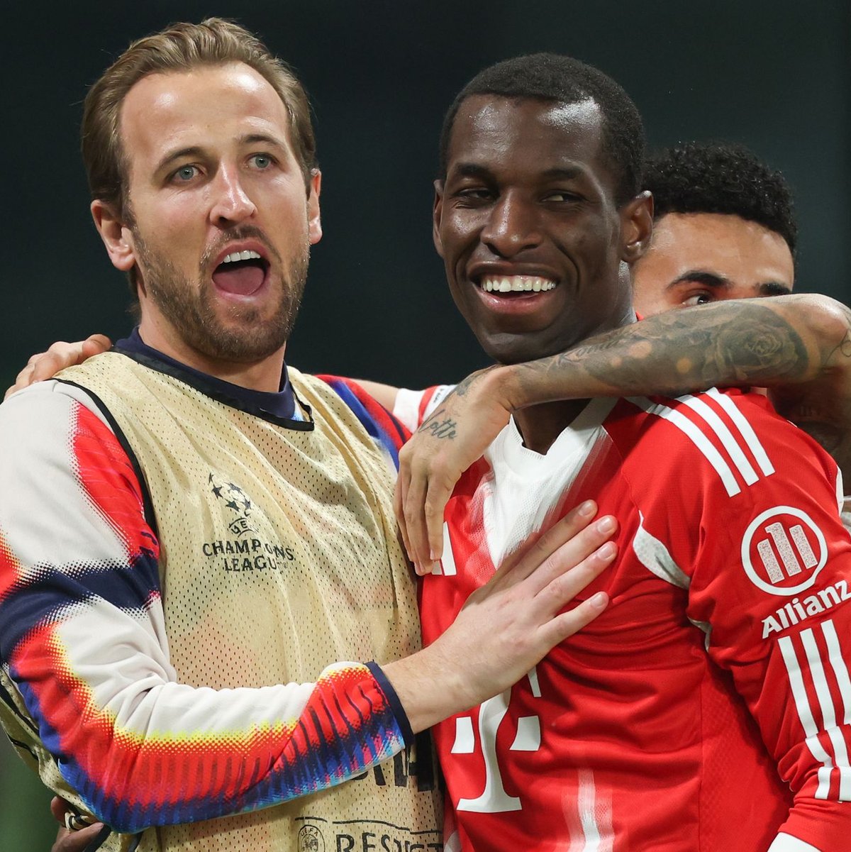 Ersatzspieler Harry Kane (l) bejubelt mit seinem Stellvertreter Nicolas Jackson dessen Tor zum 4:0. - Foto: Jan Woitas/dpa