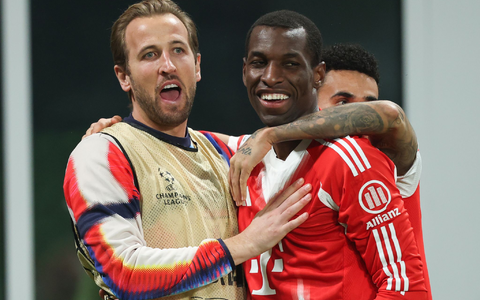 Ersatzspieler Harry Kane (l) bejubelt mit seinem Stellvertreter Nicolas Jackson dessen Tor zum 4:0. - Foto: Jan Woitas/dpa