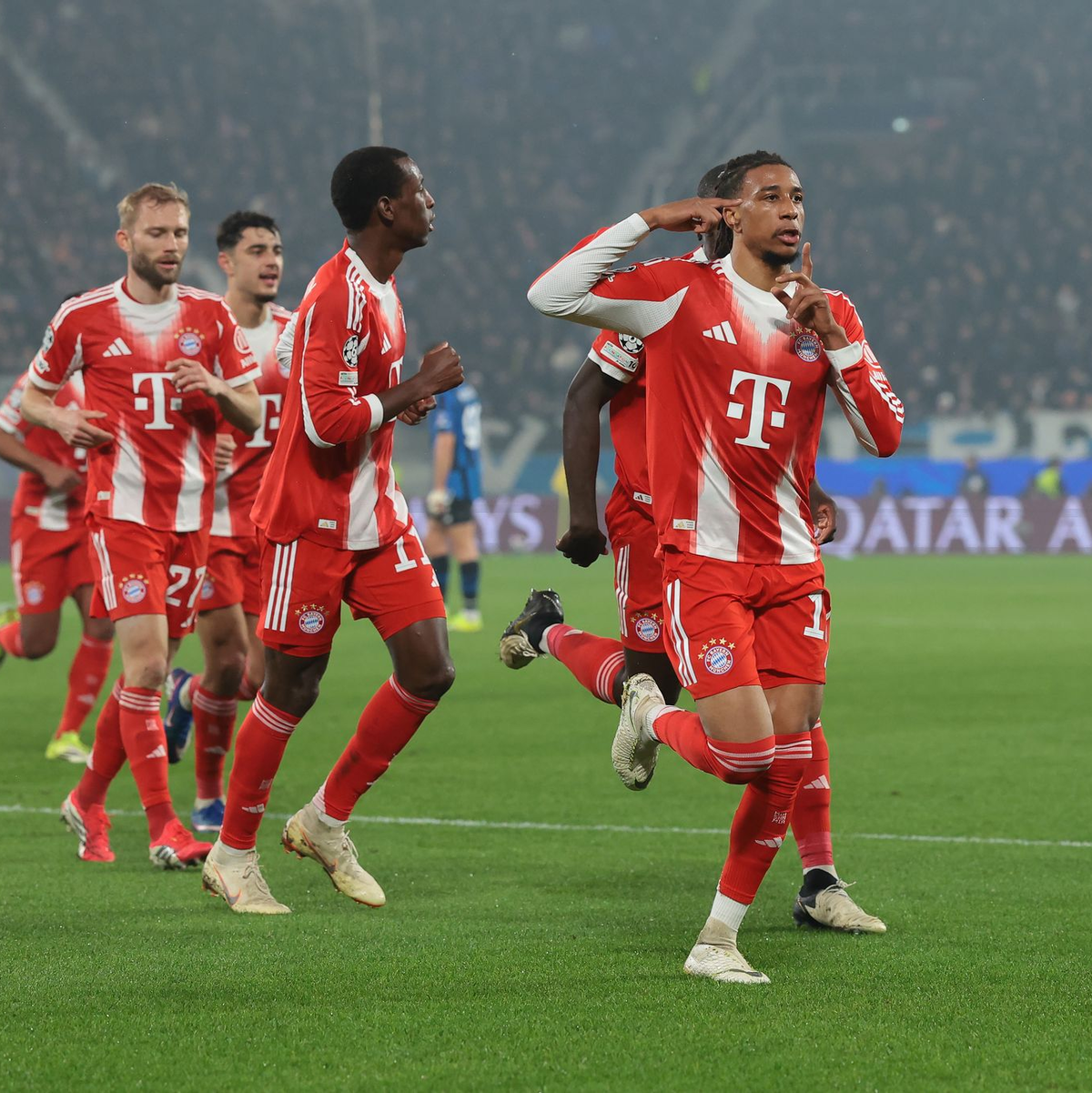 Der überragende Michael Olise jubelt nach seinem Tor im Arjen-Robben-Stil. - Foto: Jonathan Moscrop/CSM via ZUMA Press Wire/dpa