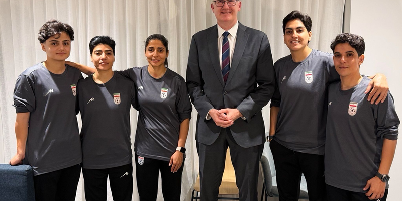 Die fünf Fußballerinnen befinden sich nach ihrer Asyl-Zusage an einem geheimen Ort in Australien. - Foto: -/Australia Ministry of Home Affairs via AP/dpa