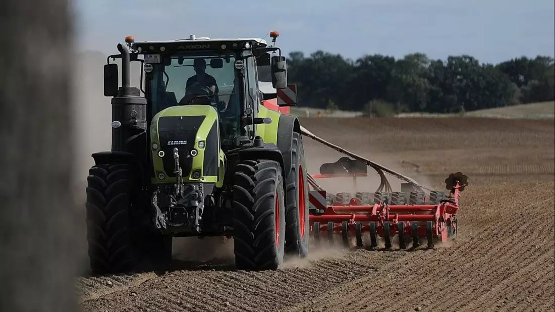 Bauer mit Traktor (Archiv) - Bild: via dts Nachrichtenagentur
