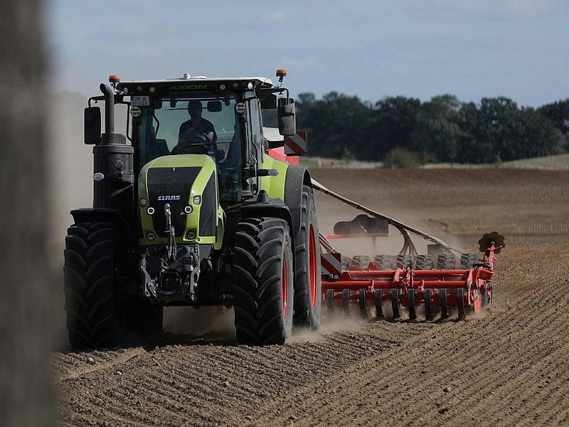 Bauer mit Traktor (Archiv) - Foto: via dts Nachrichtenagentur