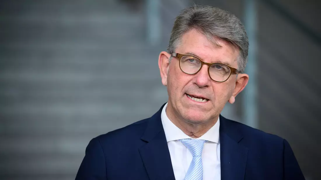 Für sein Vorgehen bekommt Kulturstaatsminister Wolfram Weimer viel Kritik. (Archivfoto) - Bild: Bernd von Jutrczenka/dpa