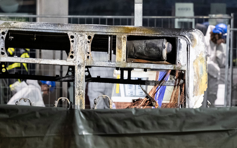 Der Bus brannte komplett aus. - Foto: Alessandro Della Valle/KEYSTONE/dpa