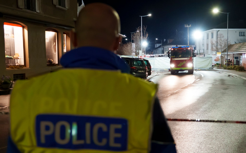 Es handelt sich um einen Bus des Unternehmens Postauto, das vor allem Linien-Verbindungen im ländlichen Raum anbietet.  - Foto: Laurent Merlet/KEYSTONE/dpa