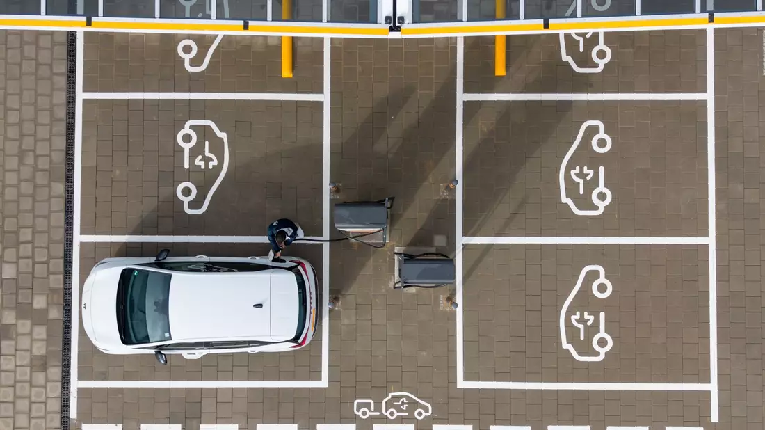Die anziehenden Kraftstoffpreise wirken sich auf das Kundeninteresse an E-Mobilität aus. (Symbolbild) - Bild: Sebastian Kahnert/dpa