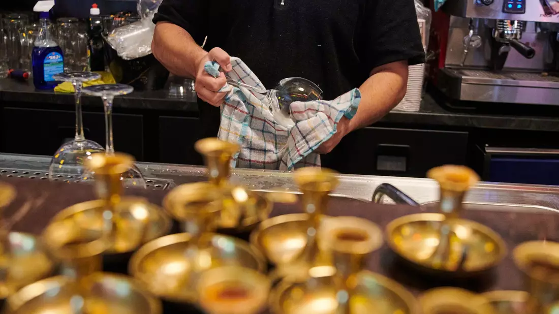 Kleines Geld statt Gold: Im Gastgewerbe arbeiten viele Beschäftigte zu niedrigen Löhnen. (Symbolfoto) - Bild: Annette Riedl/dpa