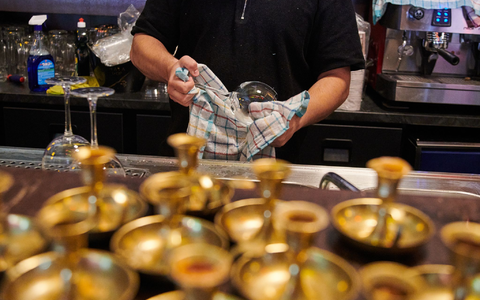 Kleines Geld statt Gold: Im Gastgewerbe arbeiten viele Beschäftigte zu niedrigen Löhnen. (Symbolfoto) - Foto: Annette Riedl/dpa