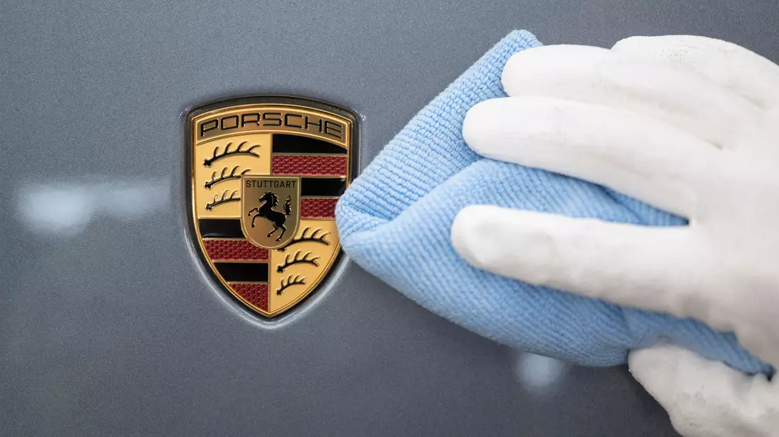 Auf dem Porsche-Wappen prangt das aufsteigende Pferd aus dem Stuttgarter Stadtsiegel. (Archivbild) - Bild: Marijan Murat/dpa