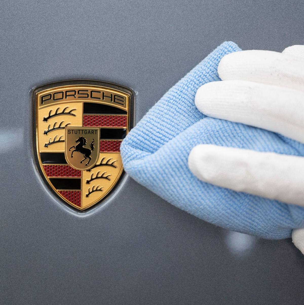 Auf dem Porsche-Wappen prangt das aufsteigende Pferd aus dem Stuttgarter Stadtsiegel. (Archivbild) - Foto: Marijan Murat/dpa