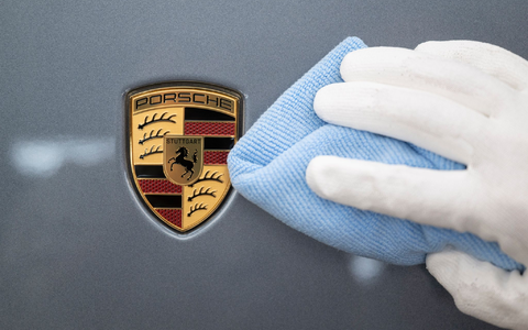 Auf dem Porsche-Wappen prangt das aufsteigende Pferd aus dem Stuttgarter Stadtsiegel. (Archivbild) - Foto: Marijan Murat/dpa