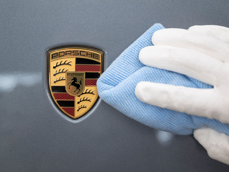 Auf dem Porsche-Wappen prangt das aufsteigende Pferd aus dem Stuttgarter Stadtsiegel. (Archivbild) - Foto: Marijan Murat/dpa