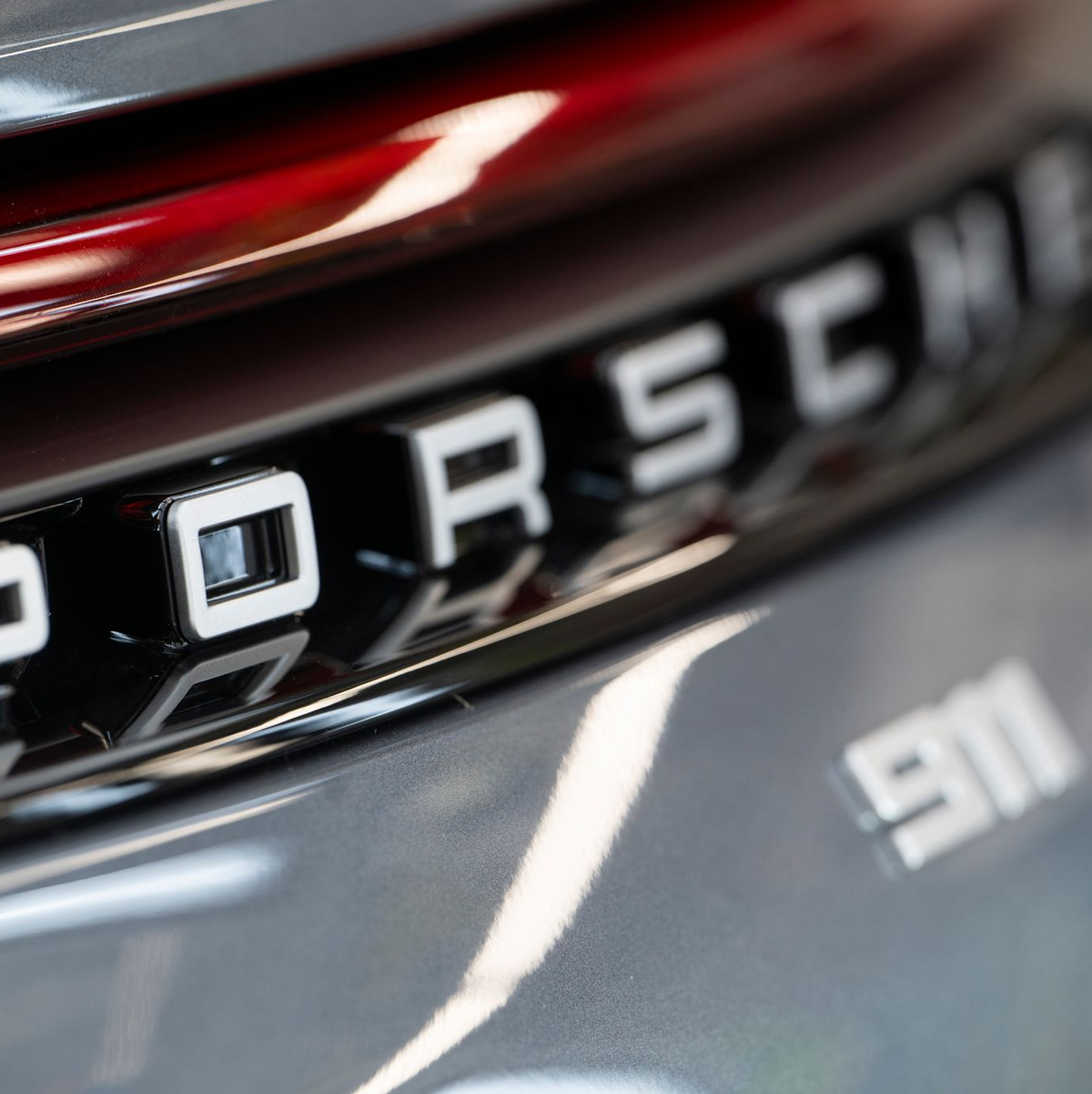 Das Modell 911 ist die Ikone aus der Sportwagenschmiede. (Archivbild) - Foto: Marijan Murat/dpa