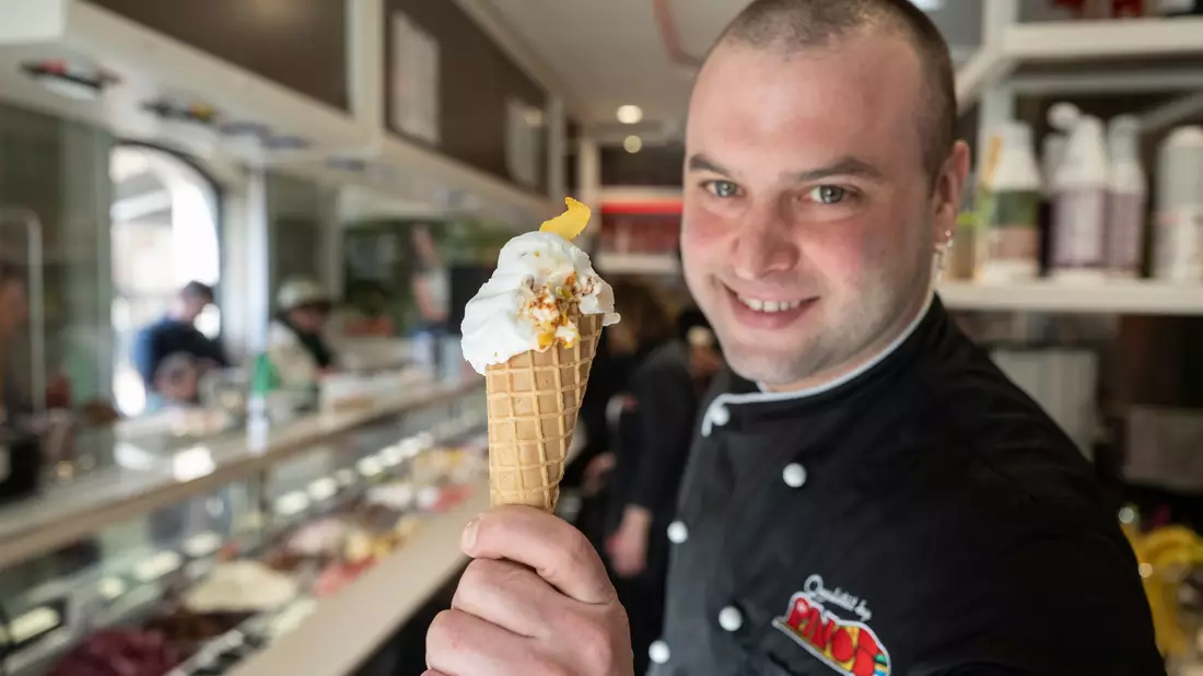 Gelatiere Thomas Micolino mit seinem Kamelmilch-Eis.  - Bild: Marijan Murat/dpa