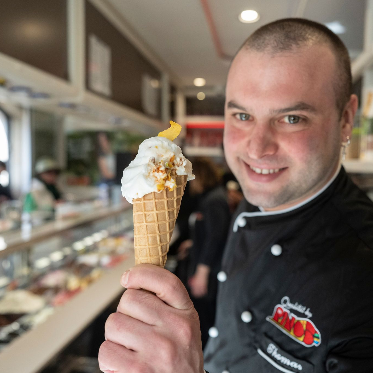 Gelatiere Thomas Micolino mit seinem Kamelmilch-Eis.  - Foto: Marijan Murat/dpa