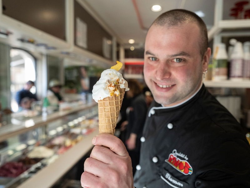 Gelatiere Thomas Micolino mit seinem Kamelmilch-Eis.  - Foto: Marijan Murat/dpa