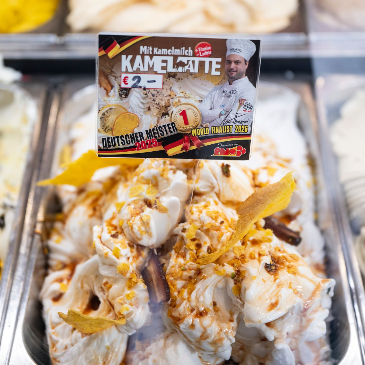 Kamelmilch-Eis liegt im Eiscafe Rino in der Auslage.  - Foto: Marijan Murat/dpa