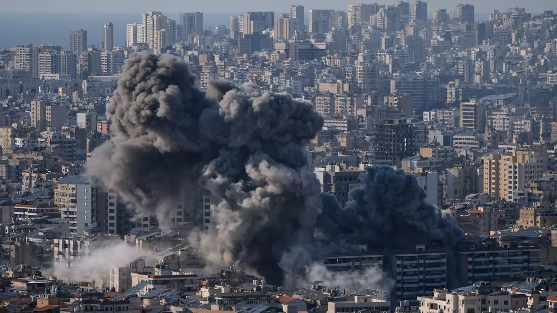 Israels Luftwaffe greift auch Stellungen der Hisbollah im Libanon an.  - Bild: Bilal Hussein/AP/dpa