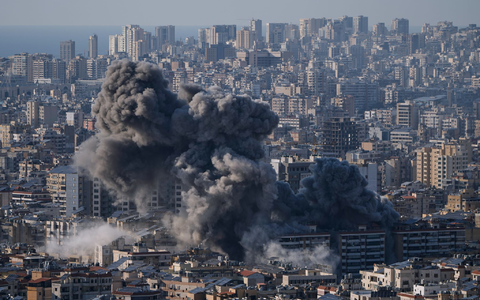 Israels Luftwaffe greift auch Stellungen der Hisbollah im Libanon an.  - Foto: Bilal Hussein/AP/dpa