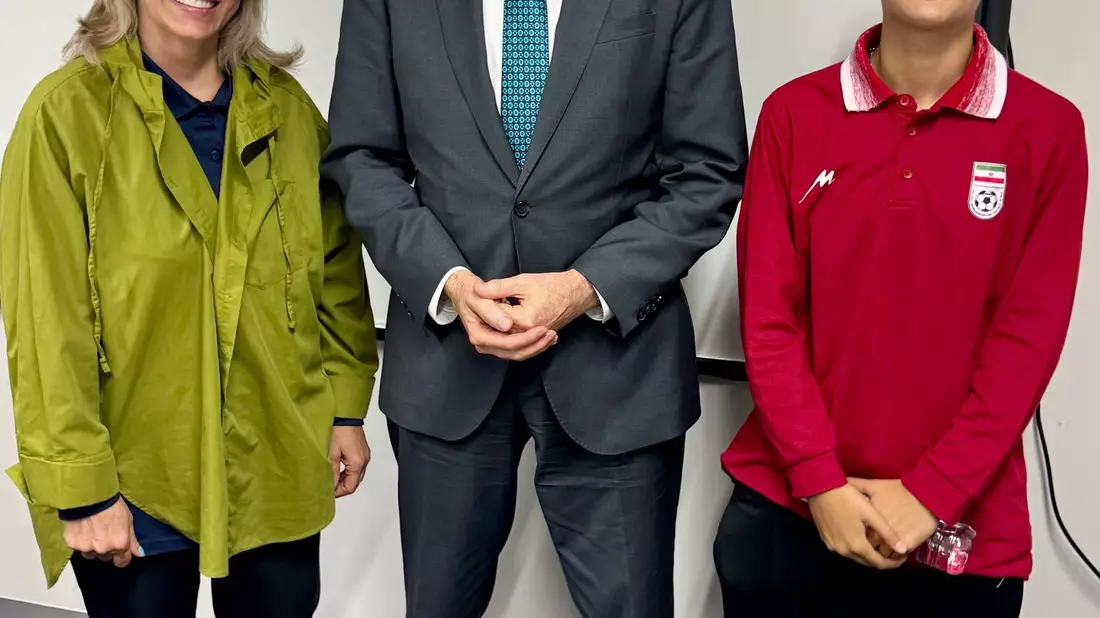 Kurz vor der Abreise entschieden sich zwei weitere Teammitglieder zum Bleiben. - Bild: -/Australia Ministry of Home Affairs/AP/dpa