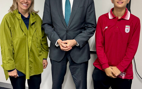 Kurz vor der Abreise entschieden sich zwei weitere Teammitglieder zum Bleiben. - Foto: -/Australia Ministry of Home Affairs/AP/dpa