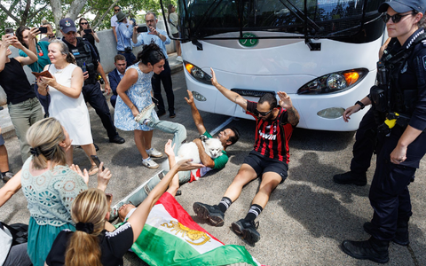 Demonstranten protestierten, während der Bus mit iranischen Spielerinnen und Mitarbeitern abfuhr. - Foto: Russell Freeman/AAP/dpa