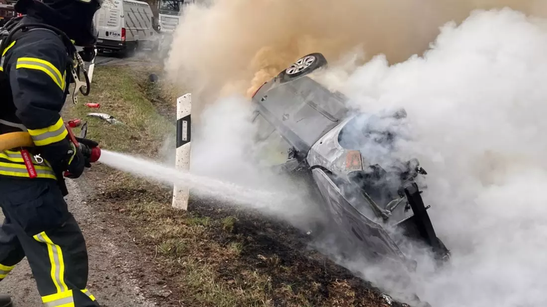 FW Horn-Bad Meinberg: PKW verunfallt und fängt Feuer - Person verletzt in ein Klinikum Transport - Bild: presseportal.de