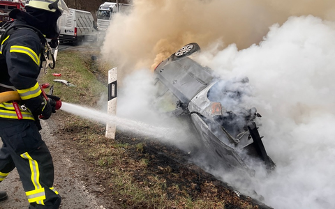 FW Horn-Bad Meinberg: PKW verunfallt und fängt Feuer - Person verletzt in ein Klinikum Transport - Foto: presseportal.de