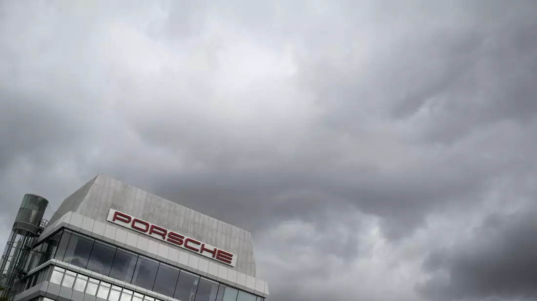 Der Gewinn bei Porsche ist eingebrochen. (Archivbild) - Bild: Marijan Murat/dpa