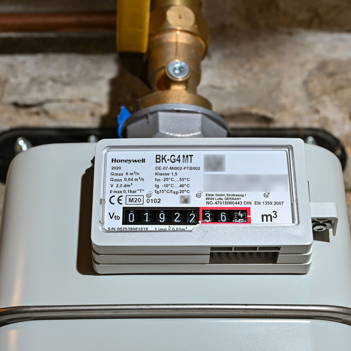 Die Gaspreise an den Weltmärkten haben angezogen, kommen aber wegen langfristiger Verträge nur verzögert bei Verbrauchern an. (Archivbild) - Foto: Patrick Pleul/dpa