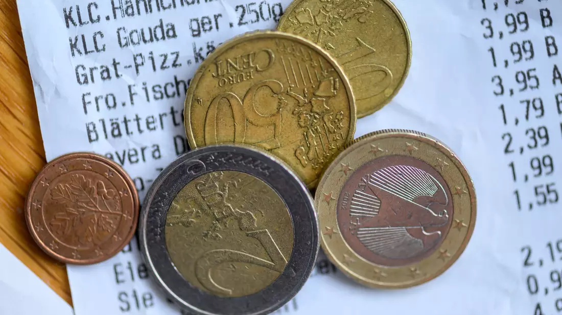 Viele Lebensmittel sind deutlich teurer als noch vor ein paar Jahren. - Bild: Hendrik Schmidt/dpa