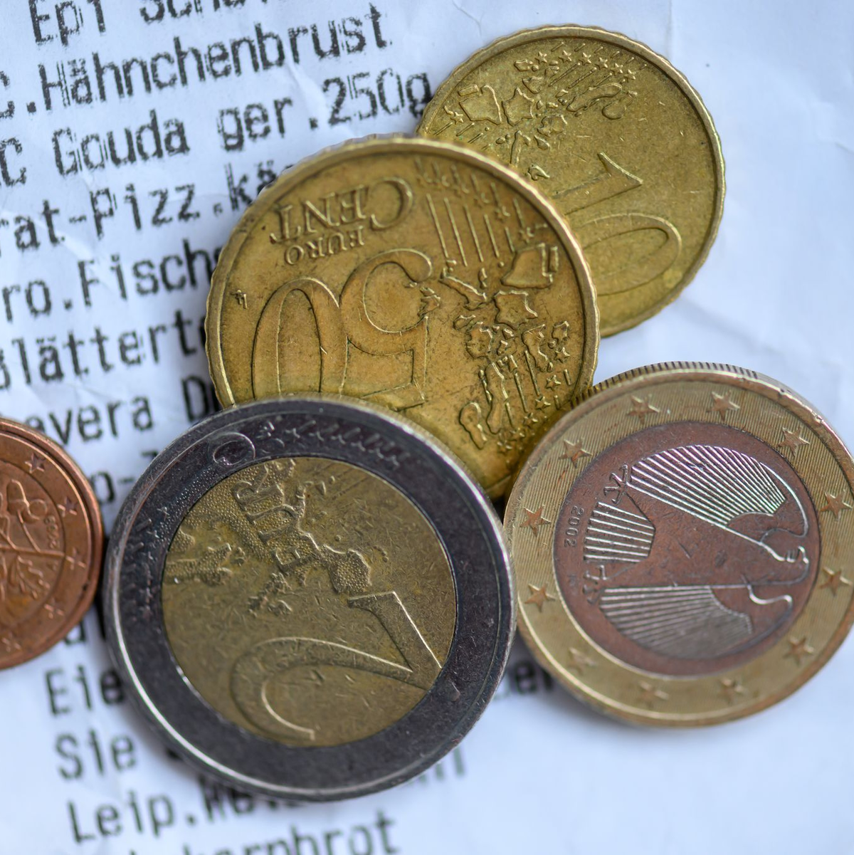 Viele Lebensmittel sind deutlich teurer als noch vor ein paar Jahren. - Foto: Hendrik Schmidt/dpa