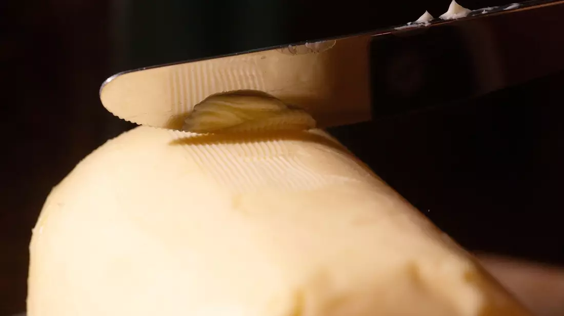 Butter war im Februar fast ein Drittel (32,9 Prozent) günstiger als ein Jahr zuvor. Eine Umfrage Deutschen Presse-Agentur unter großen Lebensmittelhändlern Anfang März ergab jedoch, dass Discounter und Supermärkte ihre Preise für Butter wieder erhöhen. - Bild: Fernando Gutierrez-Juarez/dpa