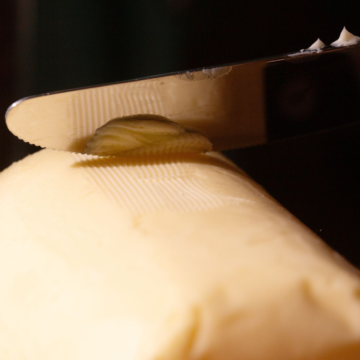 Butter war im Februar fast ein Drittel (32,9 Prozent) günstiger als ein Jahr zuvor. Eine Umfrage Deutschen Presse-Agentur unter großen Lebensmittelhändlern Anfang März ergab jedoch, dass Discounter und Supermärkte ihre Preise für Butter wieder erhöhen. - Foto: Fernando Gutierrez-Juarez/dpa