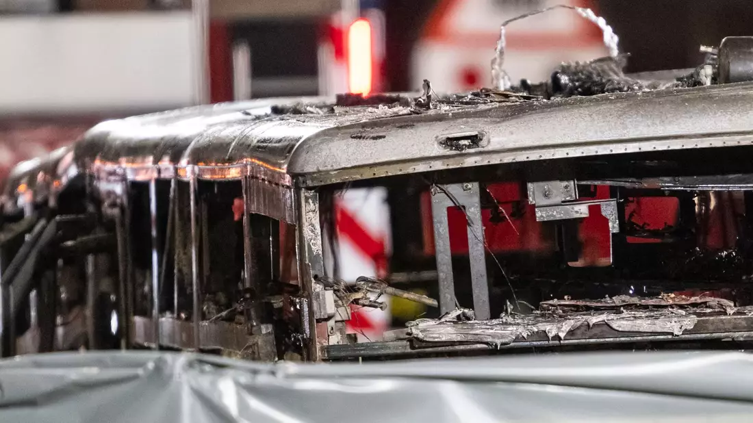 Der Bus brannte völlig aus. - Bild: Alessandro Della Valle/KEYSTONE/dpa
