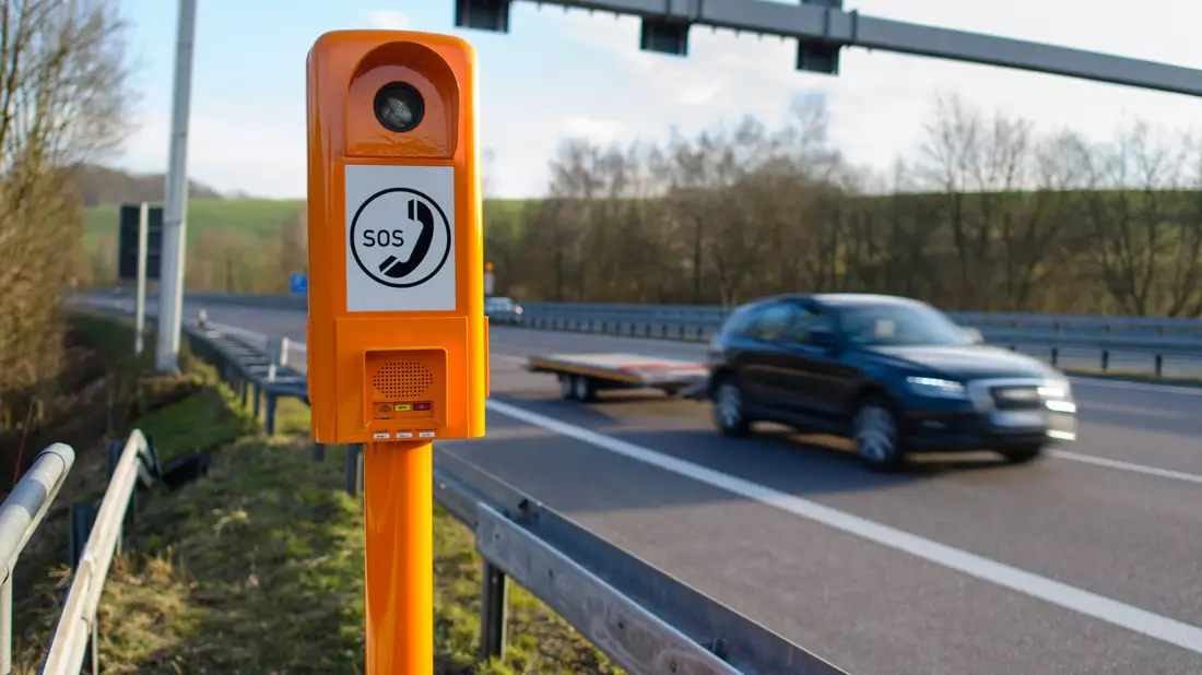 Die orangen Notrufsäulen entlang der Autobahnen sind seit Dienstagabend in ganz Deutschland gestört. (Archivbild) - Bild: Oliver Dietze/Oliver Dietze/dpa/dpa