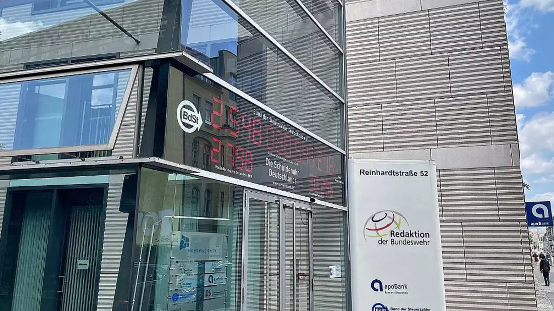 Schuldenuhr am Haus Reinhardtstraße 52 - Bild: via dts Nachrichtenagentur