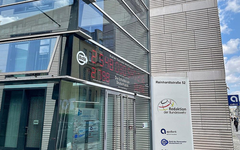 Schuldenuhr am Haus Reinhardtstraße 52 - Foto: via dts Nachrichtenagentur