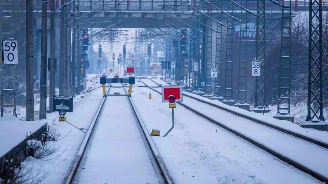 Wochenlanger Frost führte im Januar und Februar zu Verzögerungen bei der Sanierung der Bahnstrecke Hamburg-Berlin. (Archivbild) - Bild: Jens Büttner/dpa