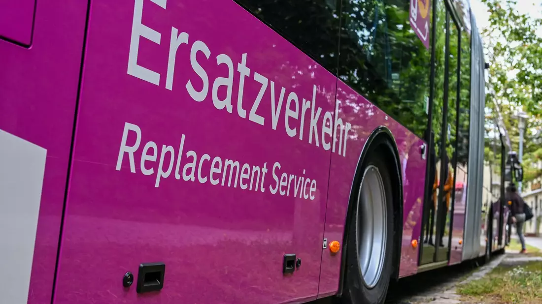 Der Ersatzverkehr mit Bussen bleibt auf vielen Linien noch bis Mitte Juni bestehen. (Archivbild) - Bild: Jens Kalaene/dpa