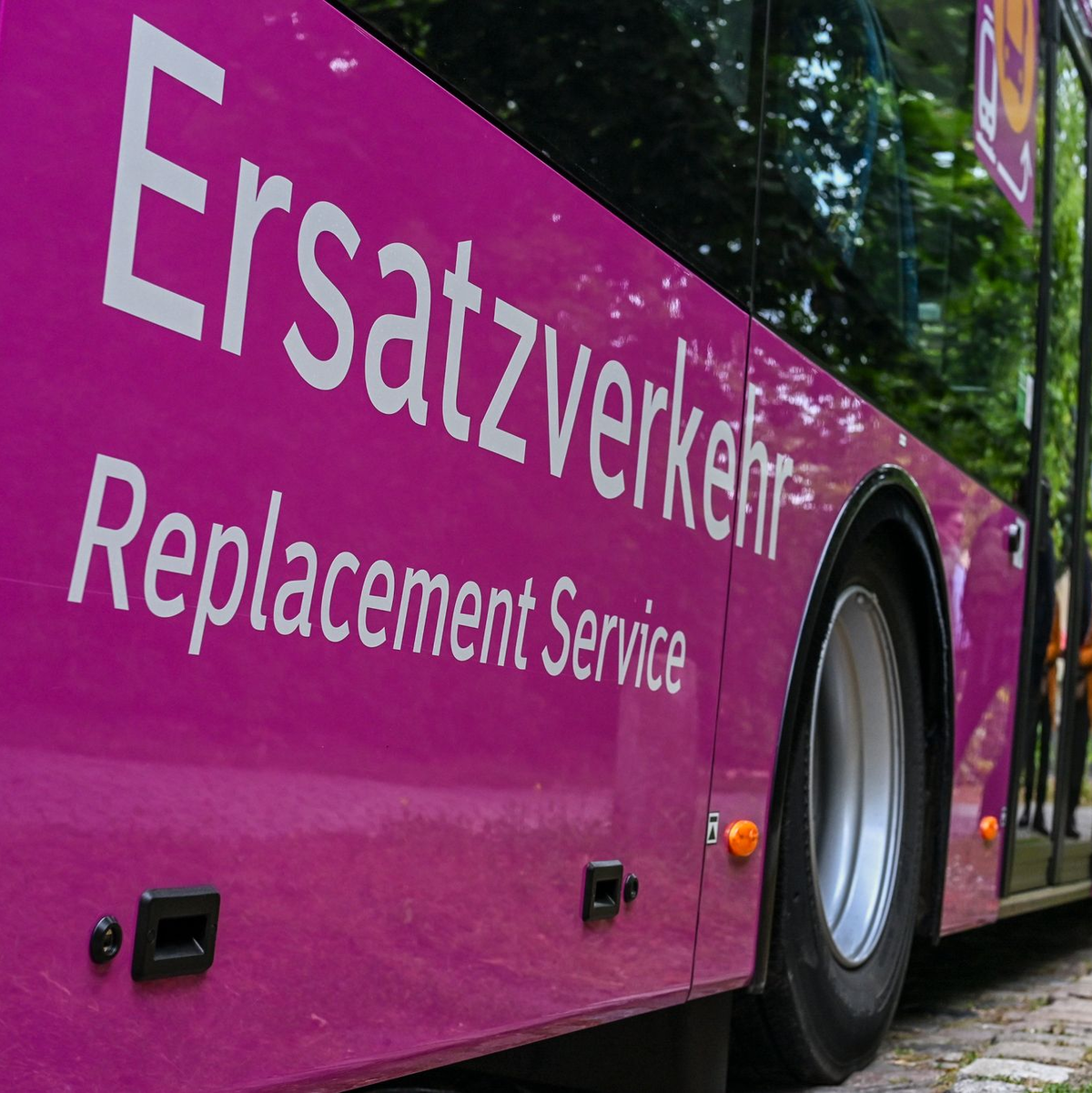 Der Ersatzverkehr mit Bussen bleibt auf vielen Linien noch bis Mitte Juni bestehen. (Archivbild) - Foto: Jens Kalaene/dpa