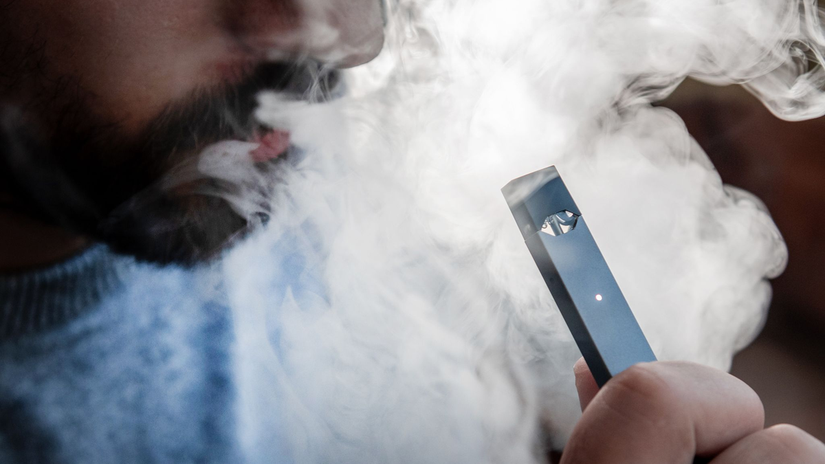 Gesundheitsexperten warnen vor Gefahren durch E-Zigaretten. (Symbolbild) - Foto: Fabian Strauch/dpa