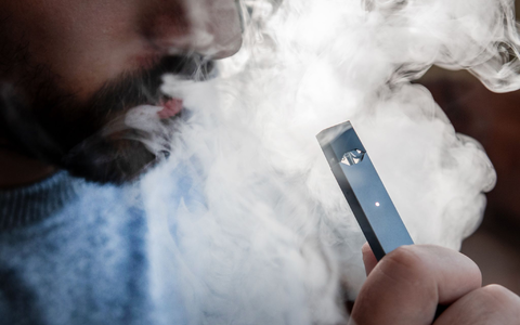 Gesundheitsexperten warnen vor Gefahren durch E-Zigaretten. (Symbolbild) - Foto: Fabian Strauch/dpa