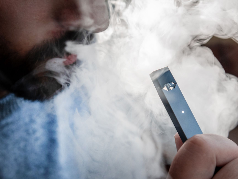 Gesundheitsexperten warnen vor Gefahren durch E-Zigaretten. (Symbolbild) - Foto: Fabian Strauch/dpa