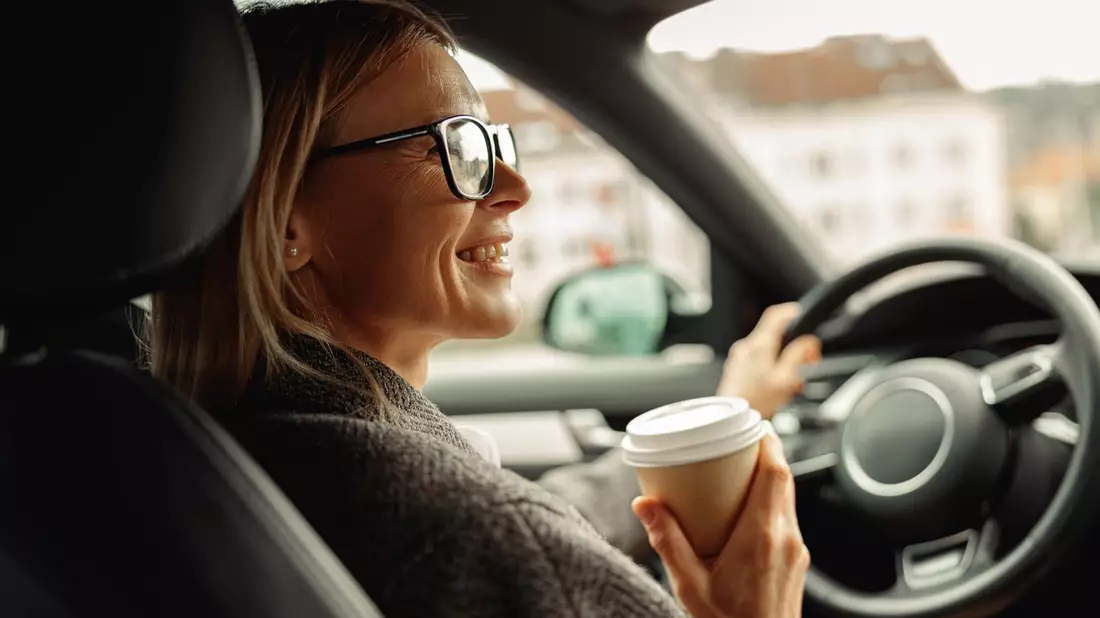 Kaffeekult unterwegs: Tankstelle als Lieblingsstopp / 60 Prozent der Autofahrer holen sich ihren Kaffee an der Tankstelle - Bild: presseportal.de