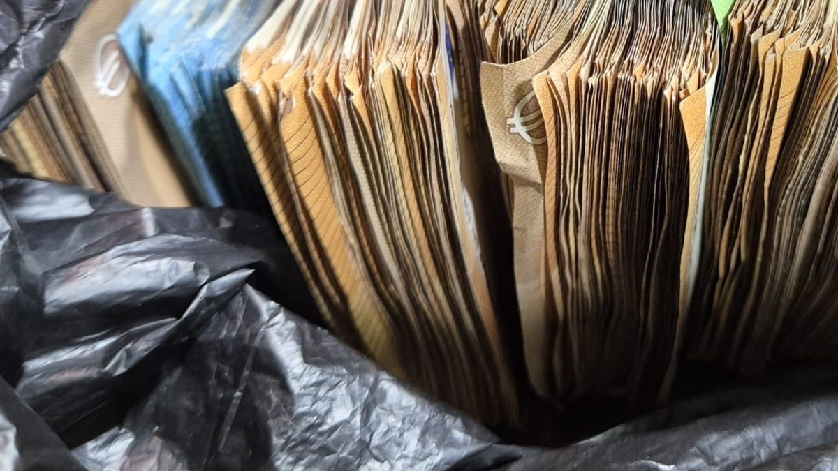 HZA-AC: Aachener Zoll stellt über 44.000 Euro Bargeld sicher / Clearingverfahren eingeleitet - Foto: presseportal.de